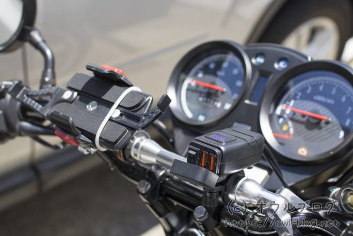 バイクに取り付けた安いUSB電源・電圧計