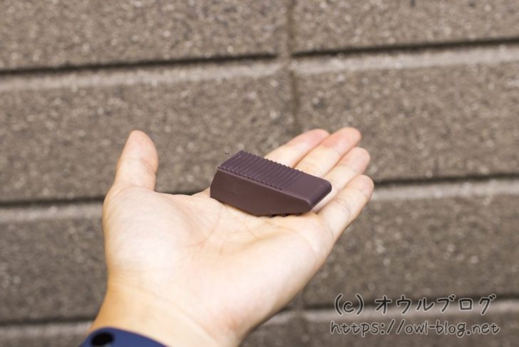 ドアストッパーをハサミでカットする