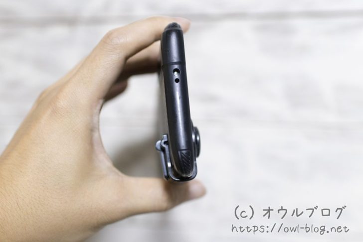 まずはスマホにゲーム用スティックを挟む