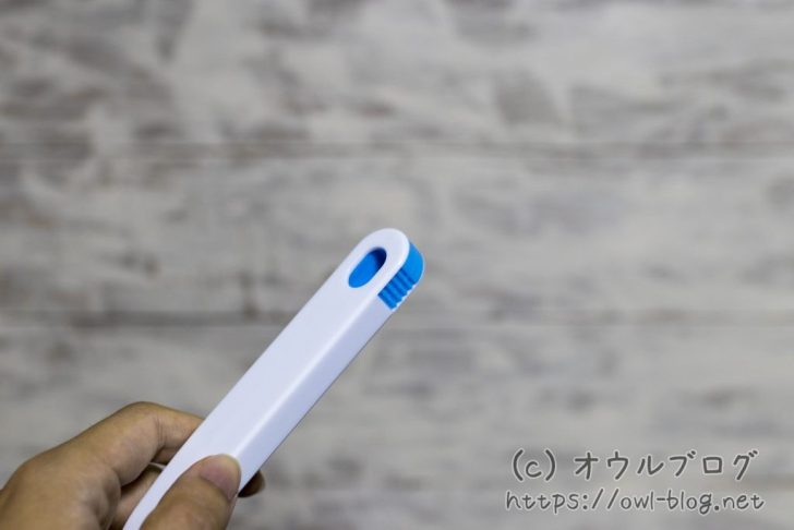 柄の部分にピンセット入り