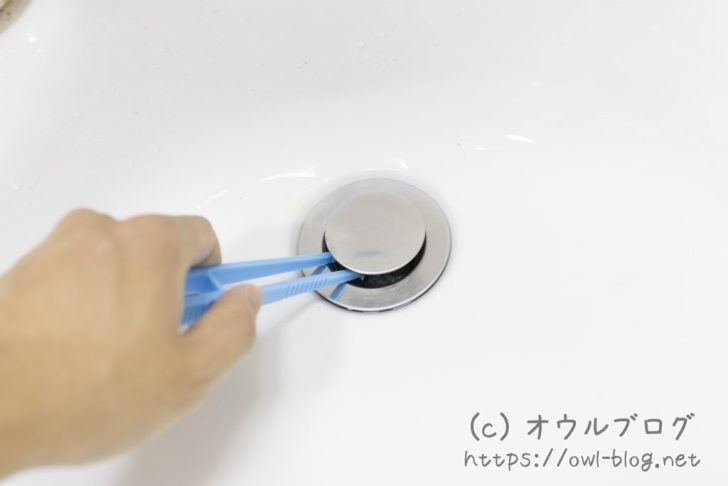 洗面所の排水溝の髪の毛を取る