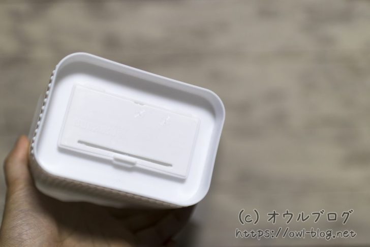 ゴミ箱の底にあるフタを外す