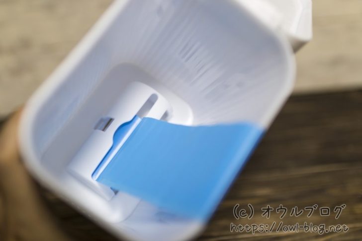 ゴミ箱からロールを引っ張る