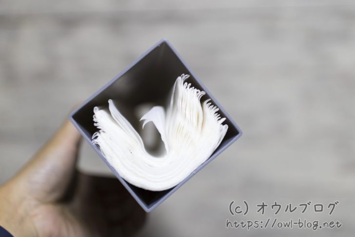 ティッシュを詰め替えボトルに丸める形で入れる