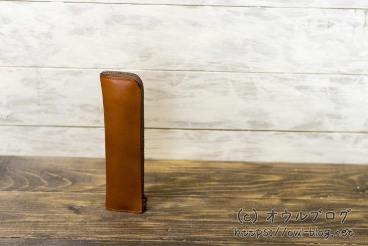 自立させた状態のペンケース
